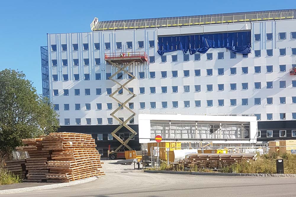 Bygghiss utanför ett stort hus