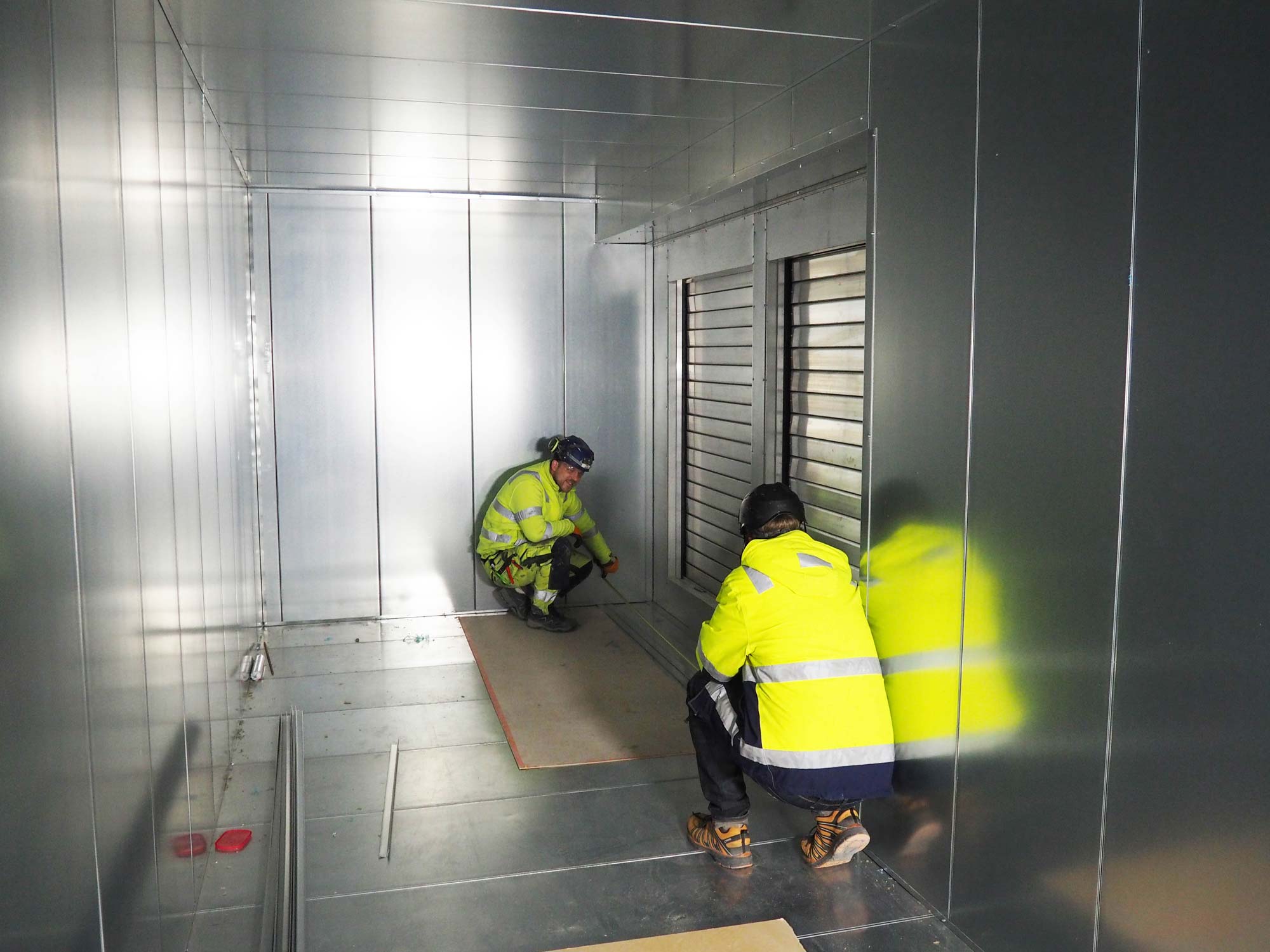 Service som utförs på en isolamin dörr i ett fläktrum