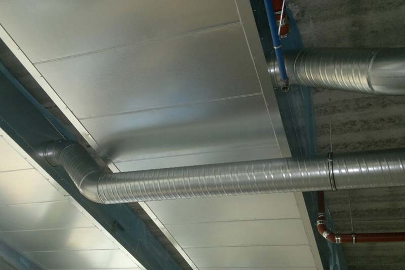 En ventilationskanal i ett tak